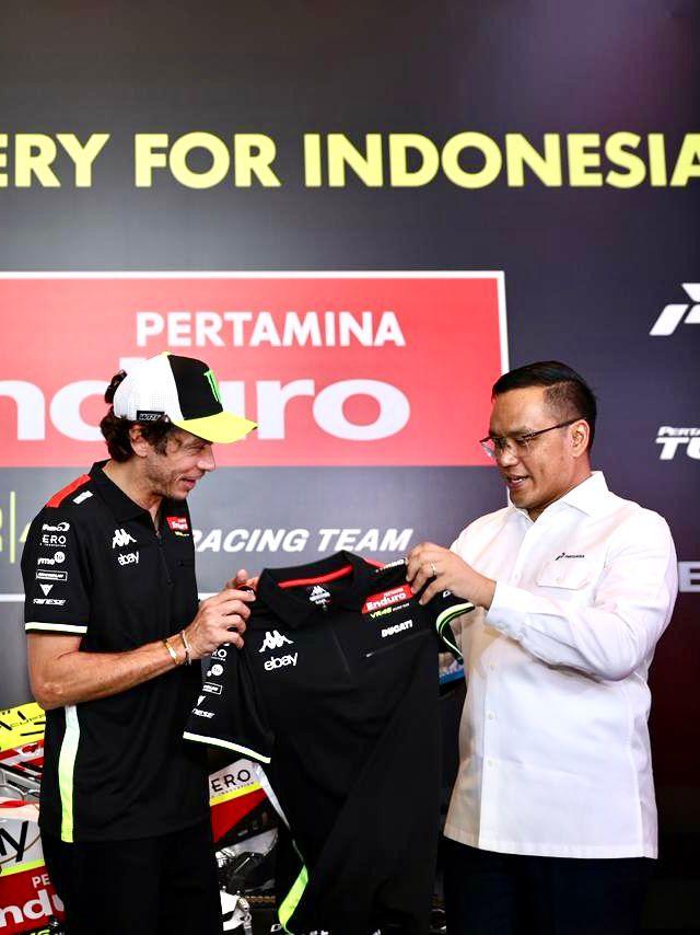 Sambut Gelaran MotoGP 2025, Valentino Rossi Kunjungi Pertamina Luncurkan Motor Livery Indonesia