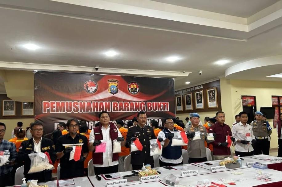 Polda Kepri Musnahkan 9 Kilogram Sabu dan Ribuan Butir Ekstasi Hasil Ungkap Kasus Narkoba