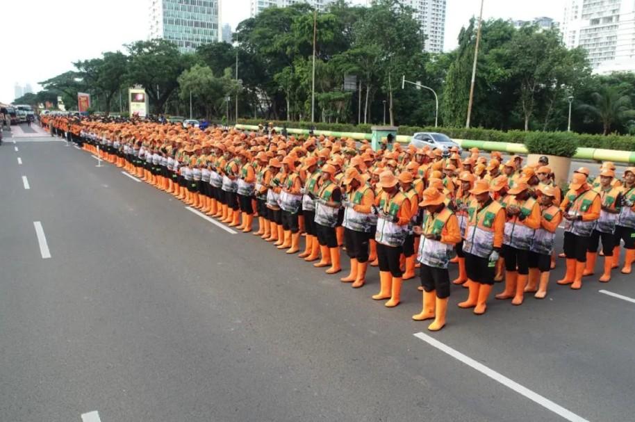 DLH DKI Jakarta Kerahkan 2.100 Petugas Kebersihan untuk HUT ke-80 TNI di Monas