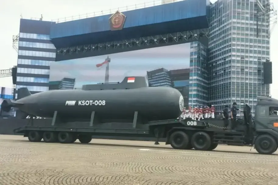 TNI Pamerkan Kapal Selam Autonomous Buatan Dalam Negeri pada Gladi Bersih HUT ke-80 di Monas