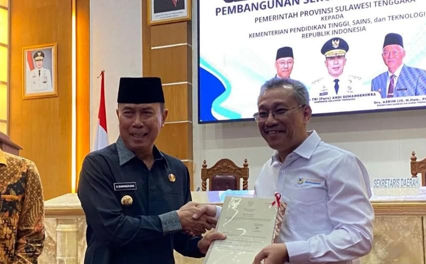 Gubernur Sultra Serahkan Sertifikat Tanah Sekolah Unggul Garuda ke Kemendiktisaintek