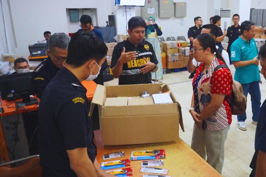 Miss Yuni Kunjungi Bea Cukai Pasar Baru, Luruskan Isu Barang Kiriman Pekerja Migran