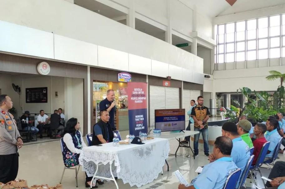 Polri dan AFP Gelar Sosialisasi di Bandara Pattimura untuk Tekan Penyelundupan Manusia di Maluku