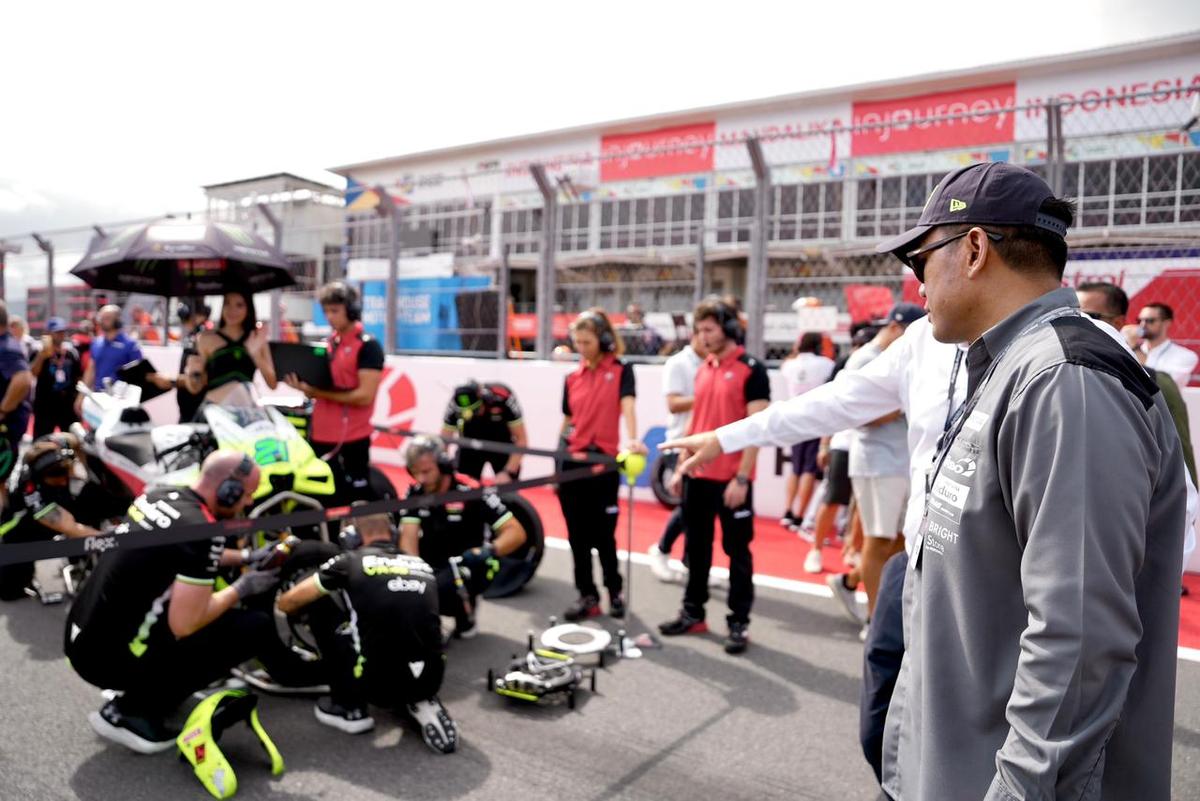 Dirut Pertamina Tinjau Paddock VR46 Racing Team di Ajang Pertamina Grand Prix of Indonesia 2025