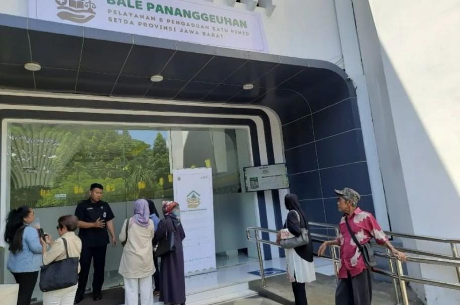 Pos Pengaduan Warga “Bale Pananggeuhan” di Gedung Sate Mulai Beroperasi, Ratusan Laporan Diterima pada Hari Pertama
