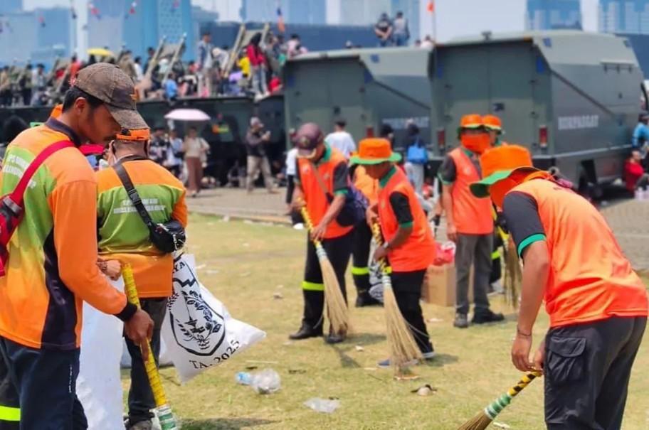 Jakarta Angkut 126 Ton Sampah Usai Perayaan HUT ke-80 TNI di Monas