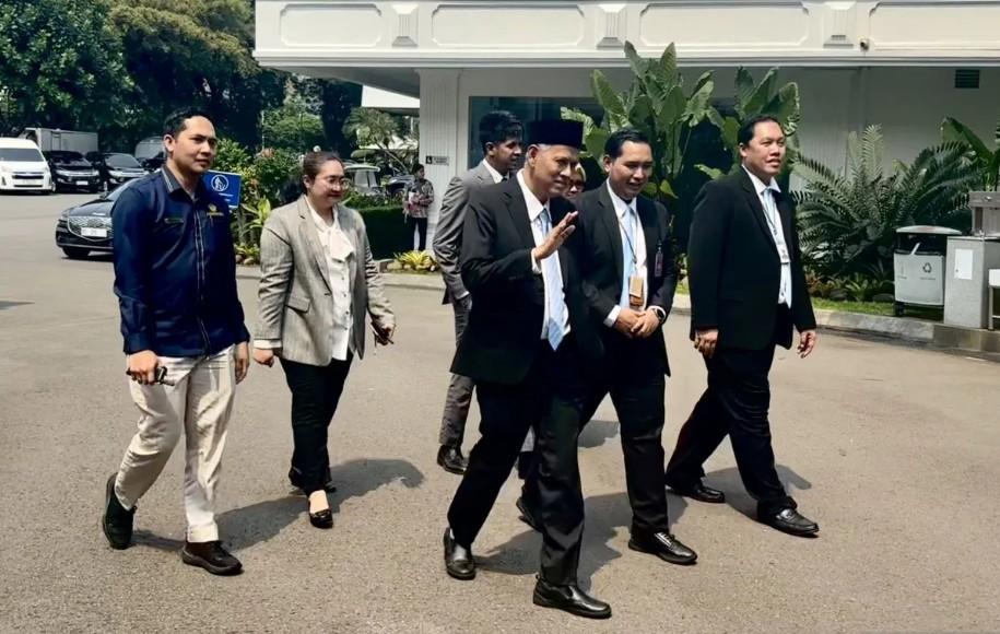 Presiden Prabowo Lantik Anggito Abimanyu sebagai Ketua Dewan Komisioner LPS di Istana Negara