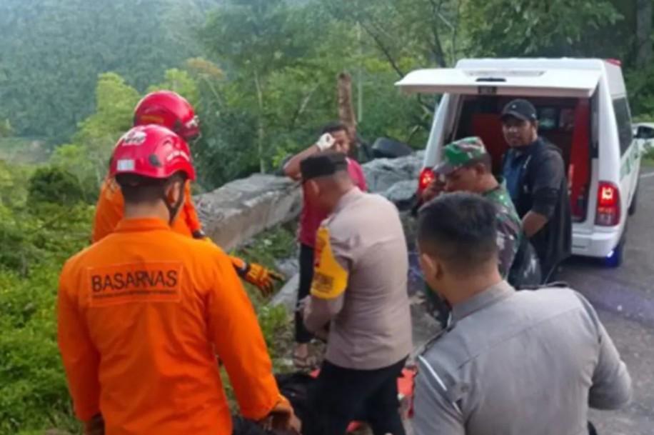 Truk Masuk Jurang di Gunung Paro, Satu Tewas dan Tiga Luka-Luka