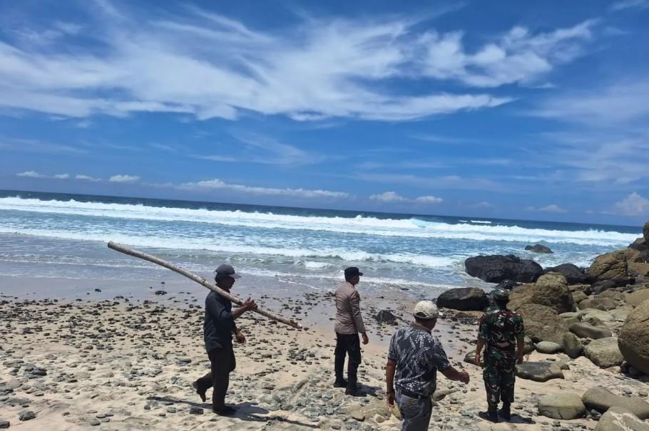 Dua Wisatawan Asal Surabaya Hilang Terseret Ombak di Pantai Modangan, Satu Ditemukan Meninggal Dunia