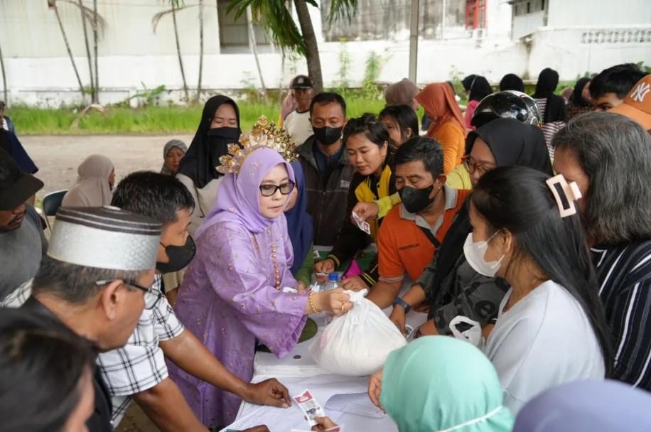 PLN UID Sulselrabar Salurkan 100 Paket Sembako dalam Pasar Murah Serba Rp356 Peringatan Hari Jadi ke-356 Sulsel