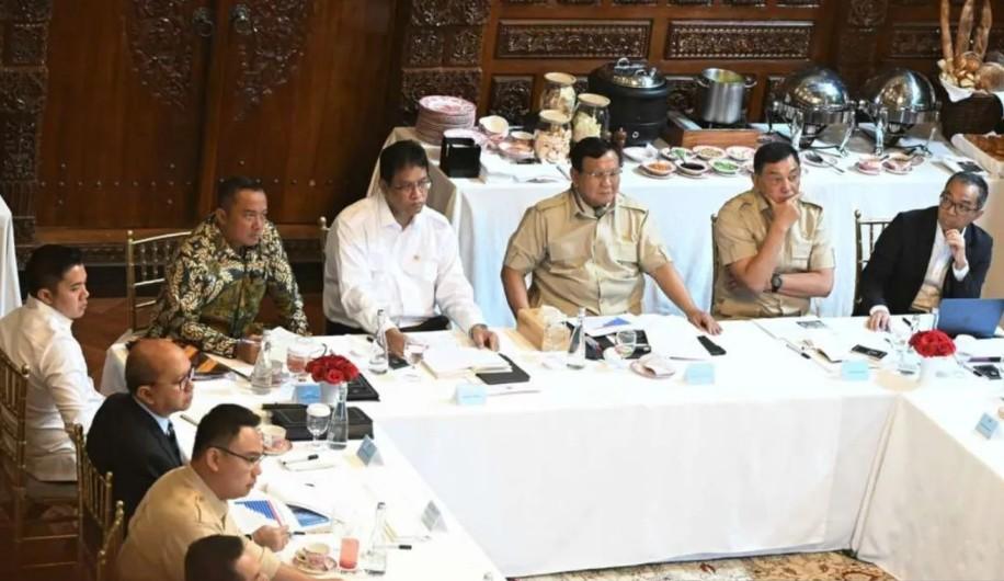 Presiden Prabowo Pimpin Rapat Strategis: Fokus Pupuk Murah, DHE, dan Swasembada Pangan