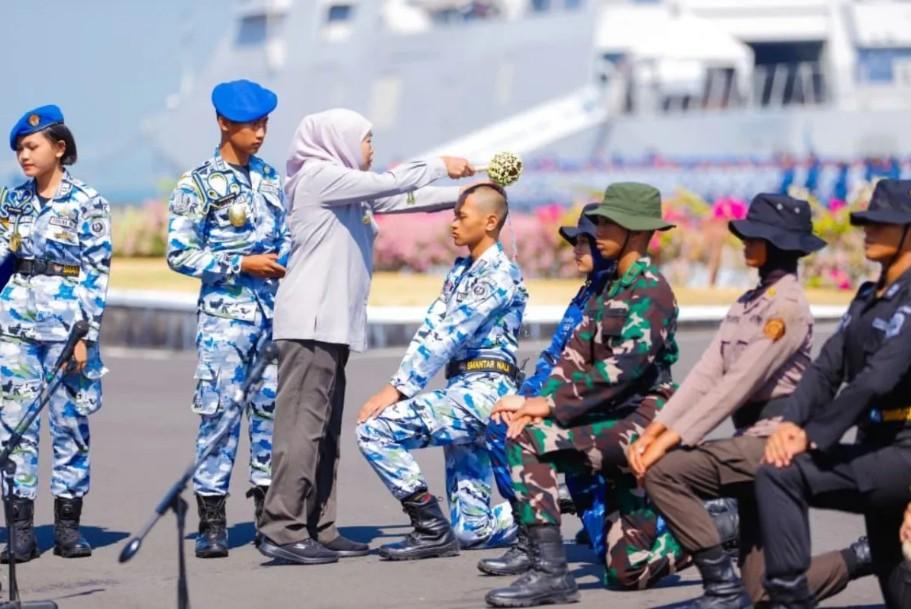 Gubernur Khofifah Tegaskan Disiplin dan Integritas Sebagai Fondasi Calon Pemimpin Bangsa di Upacara Pembaretan Taruna SMAN se