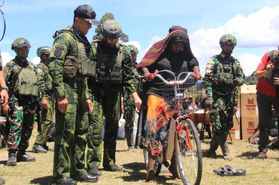 Pangkogabwilhan III Serahkan Bantuan Presiden di Kuyawage Papua dalam Rangka HUT ke-80 TNI