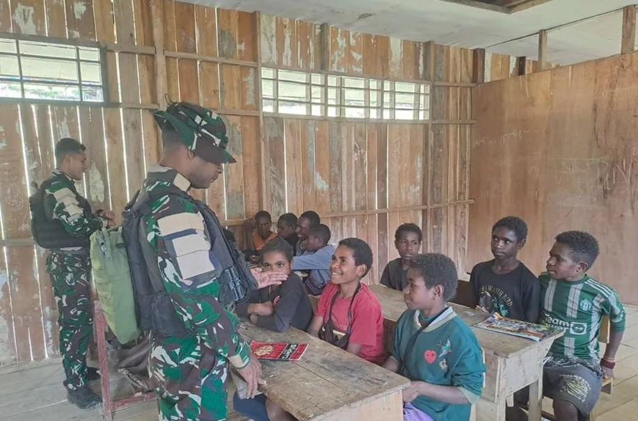 Satgas Yonif 511/DY Perkuat Pendidikan di Pedalaman Papua Lewat Pengajaran dan Bimbingan Rohani