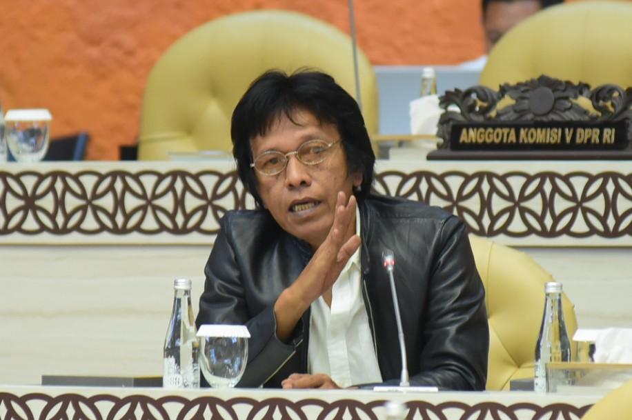 Adian Napitupulu Desak Evaluasi Menyeluruh atas Pembengkakan Biaya Proyek Kereta Cepat Whoosh