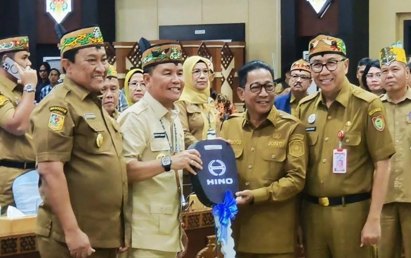 Gubernur Kalteng Serahkan Truk Pengelola Sampah ke Seluruh Daerah, Dilengkapi Pelatihan Operator