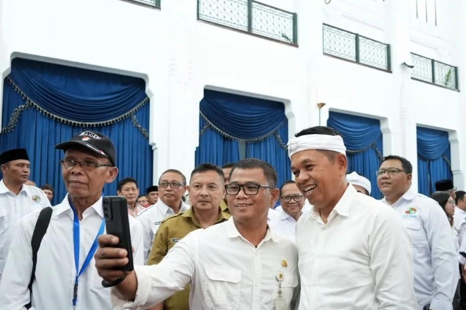 Dedi Mulyadi Targetkan Seluruh Warga Jabar Tersambung Listrik dan Internet Tahun 2026