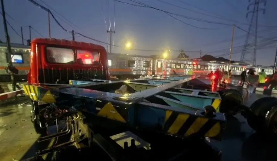 Kereta Api Harina Tabrak Truk Trailer di Perlintasan Kaligawe, Lalu Lintas Semarang Macet Parah