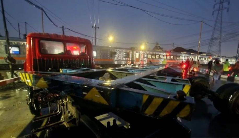 Kereta Api Harina Tabrak Truk Trailer di Perlintasan Kaligawe, Lalu Lintas Semarang Macet Parah