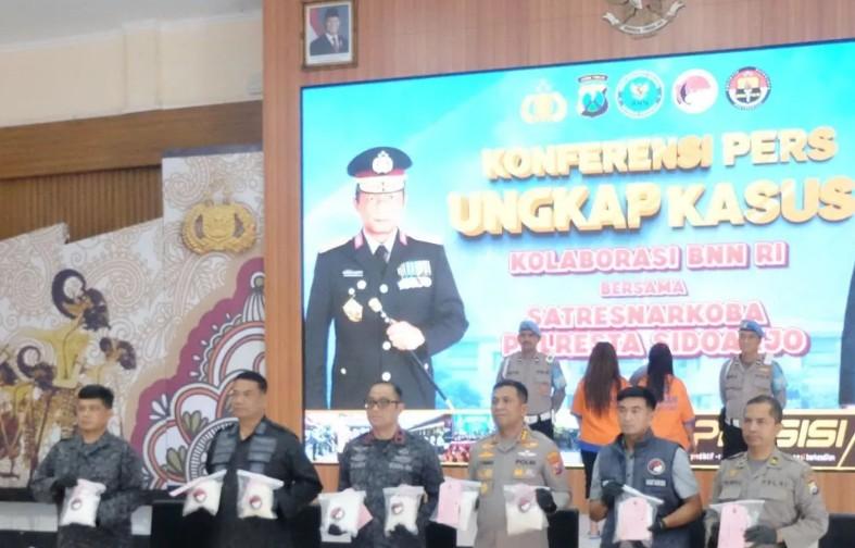 Dua Wanita Ditangkap Selundupkan Sabu dan Ekstasi Senilai Rp9,2 Miliar, Polisi Ungkap Jaringan Internasional