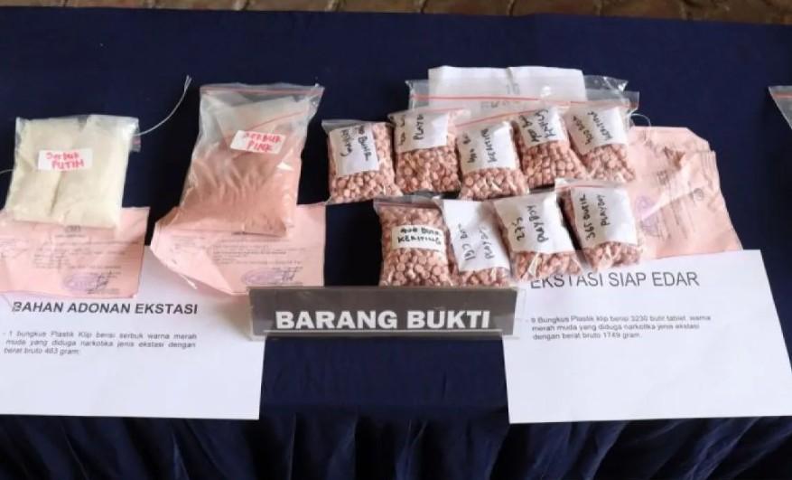 Pabrik Ekstasi Rumahan di Kedoya Utara Digerebek, Tujuh Orang Ditangkap dan Ribuan Butir Disita