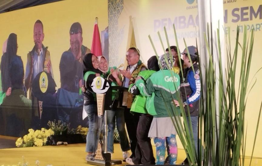 Bahlil Lahadalia Beri Hadiah Umroh untuk Pengemudi Ojol Perempuan di HUT ke-61 Partai Golkar