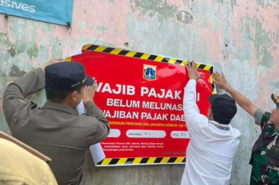 Kecamatan Pesanggrahan Tempel Stiker Penunggak Pajak di 11 Lokasi untuk Genjot Pendapatan Daerah