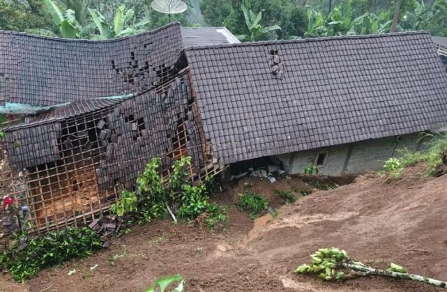 BPBD dan Relawan Bantu Warga Terdampak Longsor di Blitar, Tiga Korban Luka Dirawat di Rumah Sakit