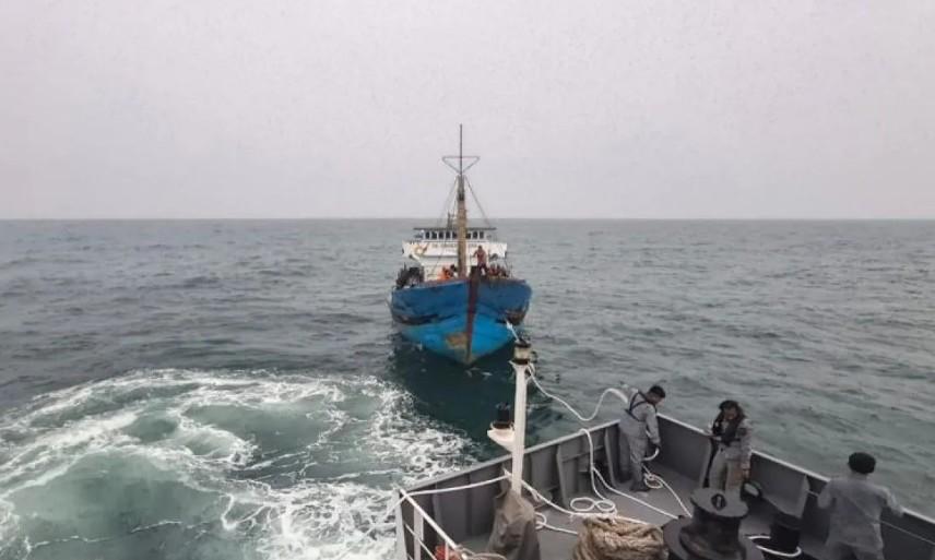 Bakamla Selamatkan Kapal Nelayan Mogok Mesin di Tengah Cuaca Buruk Selat Malaka