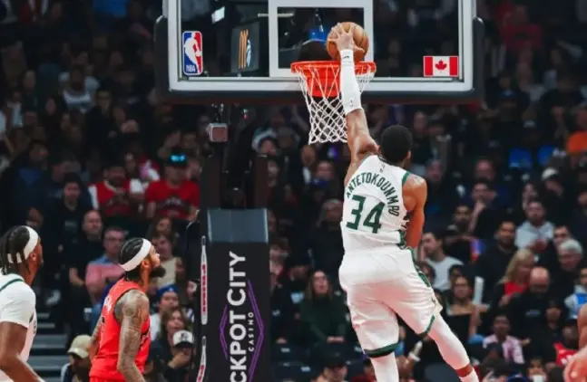 Giannis Antetokounmpo Bawa Bucks Tekuk Raptors, Catat Start Sempurna Musim Ini