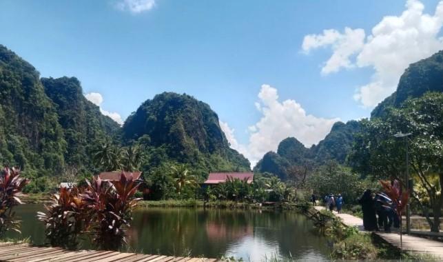 Penarik Perahu Rammang-Rammang: Dari Ladang dan Rantau, Kembali Menghidupkan Kampung Lewat Wisata Sungai