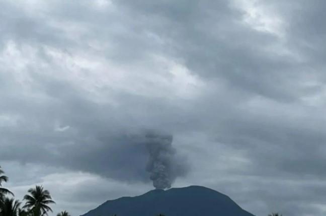Gunung Ibu Kembali Erupsi, Kolom Abu Capai 900 Meter dan Status Masih Waspada