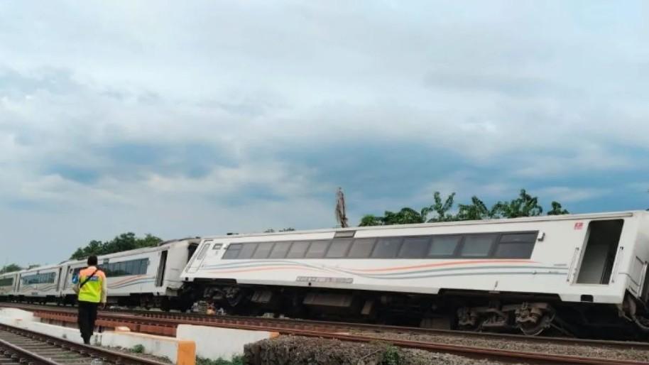 Tiga Gerbong KA Purwojaya Anjlok di Bekasi, Seluruh Penumpang Dilaporkan Selamat