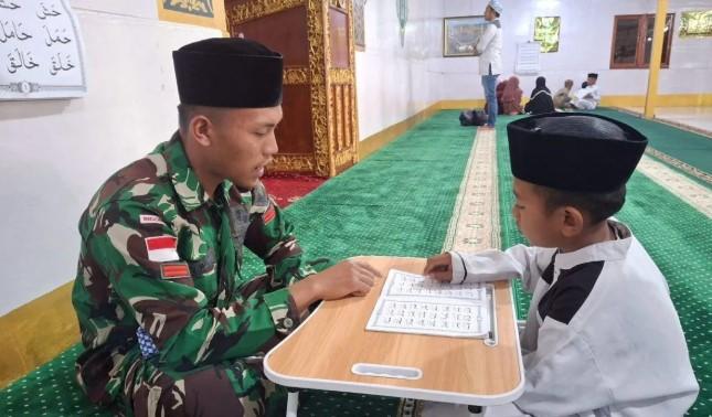 Satgas Yonif 511/DY Ajarkan Mengaji Anak-anak di Pedalaman Papua, Perkuat Pendidikan Agama dan Akidah