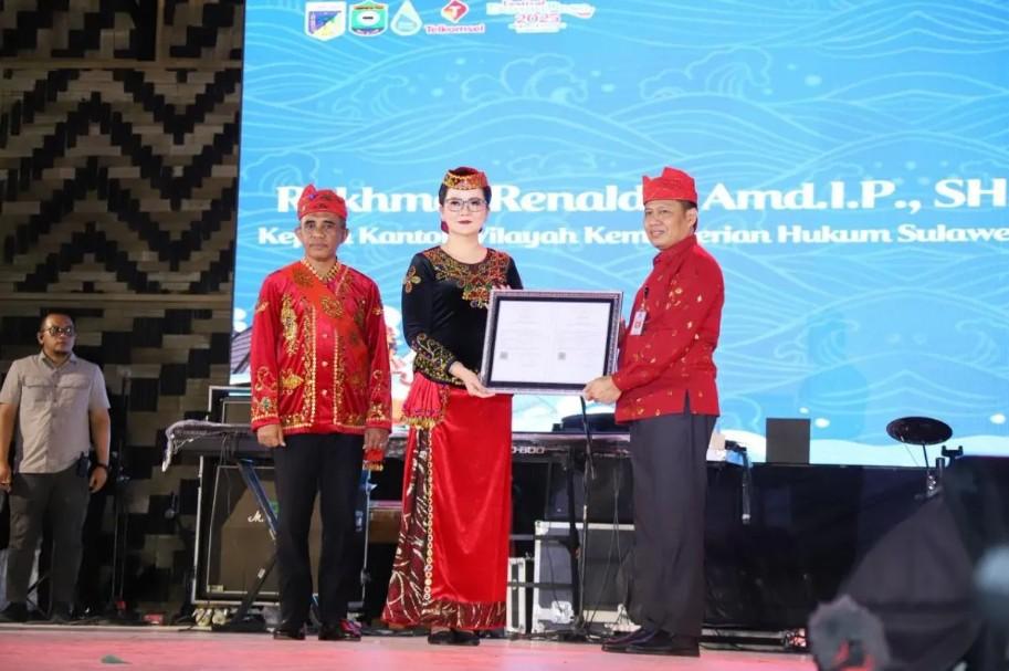 Dua Warisan Budaya Poso Resmi Dilindungi, Kemenkumham Serahkan Sertifikat KIK di Festival Danau Poso 2025