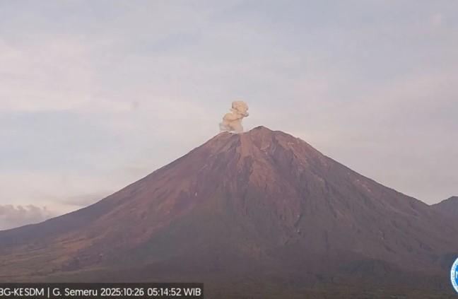 Gunung Semeru Erupsi Dua Kali pada Minggu Pagi, PVMBG Imbau Warga Waspadai Awan Panas dan Lahar