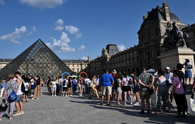 Kasus Pencurian di Museum Louvre Libatkan Lebih dari 100 Penyidik, Pelaku Diduga Gunakan Alat Pemetik Ceri Curian