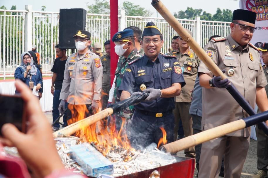 Bea Cukai dan Satpol PP Kabupaten Bogor Musnahkan Rokok Ilegal dan Miras Senilai Rp2,79 Miliar
