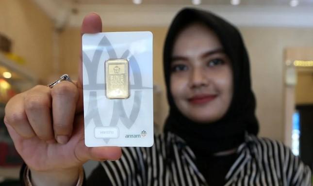 Harga Emas Antam Turun Rp23.000 per Gram pada 27 Oktober 2025, Buyback Juga Menyusut