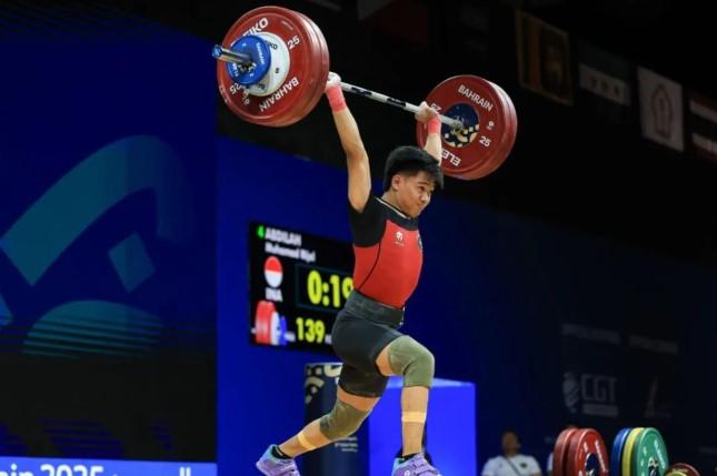 Lifter Asal Bandung Muhamad Rijal Abdilah Sumbang Emas Kedua untuk Indonesia di Asian Youth Games Bahrain 2025