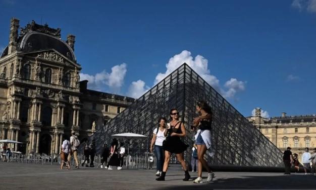 Pelaku Pencurian Permata Mahkota di Museum Louvre Paris Ditangkap, Satu Tertangkap di Bandara