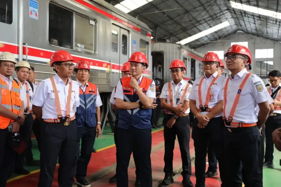 Dirut KAI Tinjau Langsung Kesiapan Sarana Jelang Nataru 2025 di Balai Yasa dan Dipo KRL Manggarai