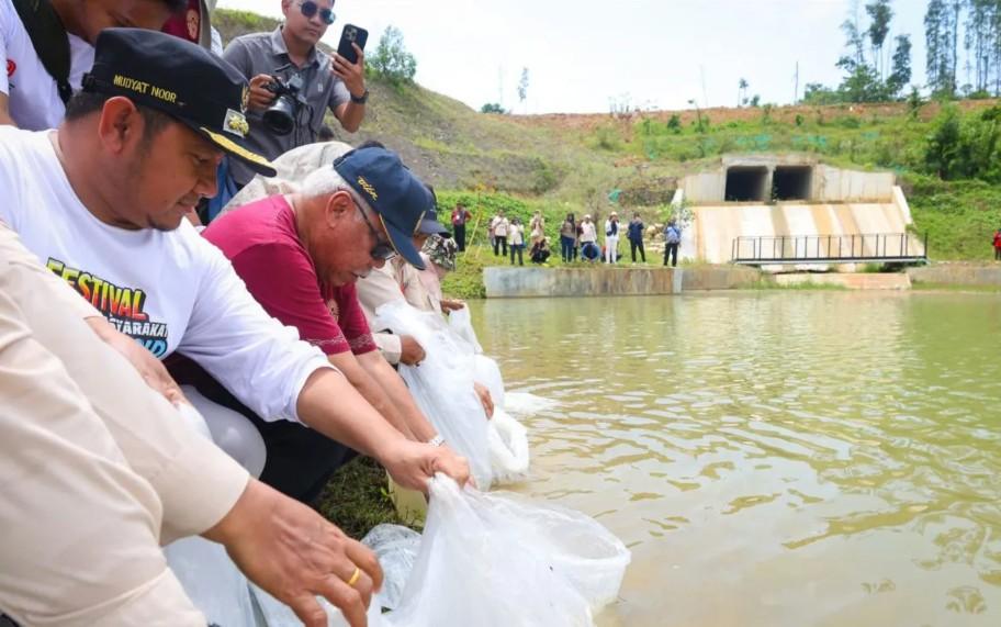 Otorita IKN Tebar 500 Kg Benih Ikan Air Tawar untuk Perkuat Ketahanan Pangan dan Jaga Ekosistem