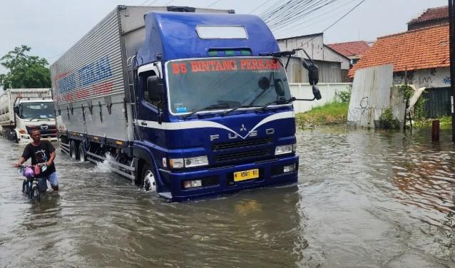 Hujan Deras Kembali Rendam Sejumlah Titik di Semarang, Jalur Pantura Lumpuh