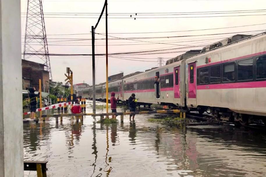 KAI Beri Pengembalian Tiket 100 Persen Akibat Pembatalan Perjalanan Kereta Imbas Banjir di Semarang