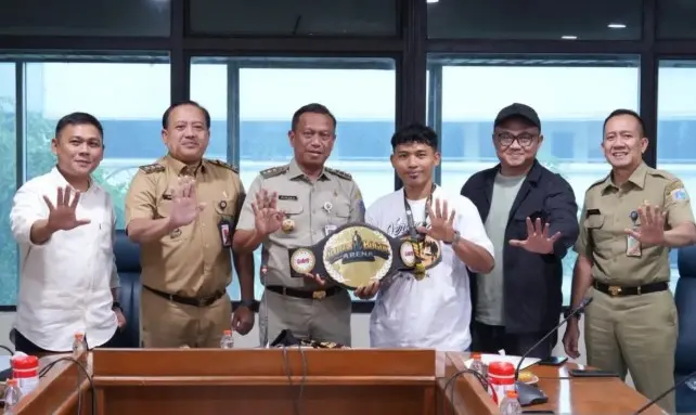 Pemkot Jakarta Timur Ajak Pemuda Tinggalkan Tawuran dan Beralih ke Olahraga lewat Inspirasi Juara Tinju Phalle