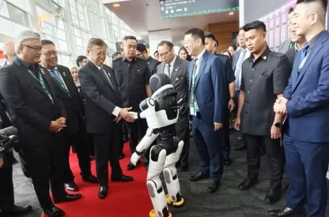 AgiBot X2 Curi Perhatian di IDECS25 Malaysia, Tampilkan Kecerdasan Sosial dan Kemampuan Parkour