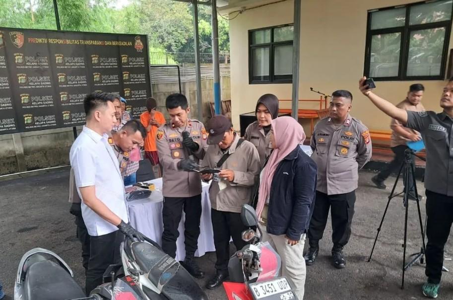 Polsek Kelapa Gading Serahkan Motor Curian ke Pemilik, Tiga Pelaku Sudah Ditangkap