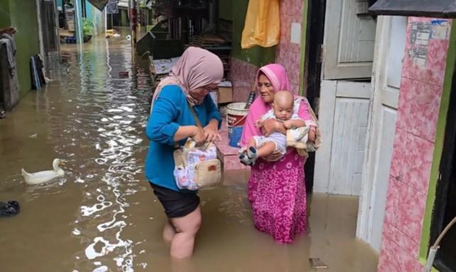 Antisipasi Cuaca Ekstrem, BPBD Jakarta Timur Siagakan 30 Personel dan Perahu Karet di Titik Rawan