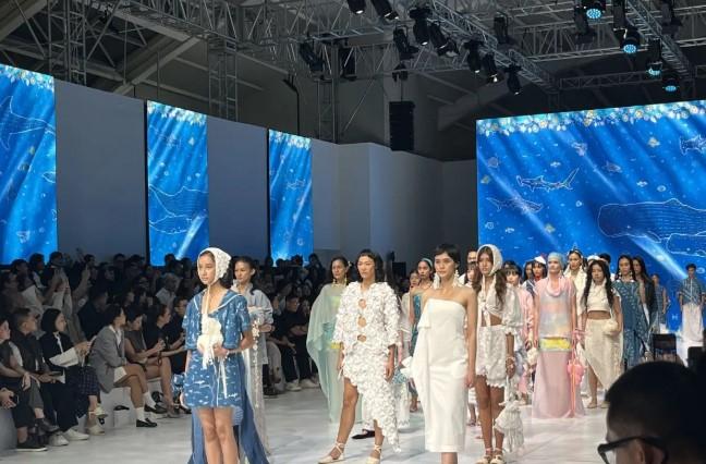 Sejauh Mata Memandang Angkat Tema Cinta Laut Lewat Koleksi “Larung” di JFW 2026